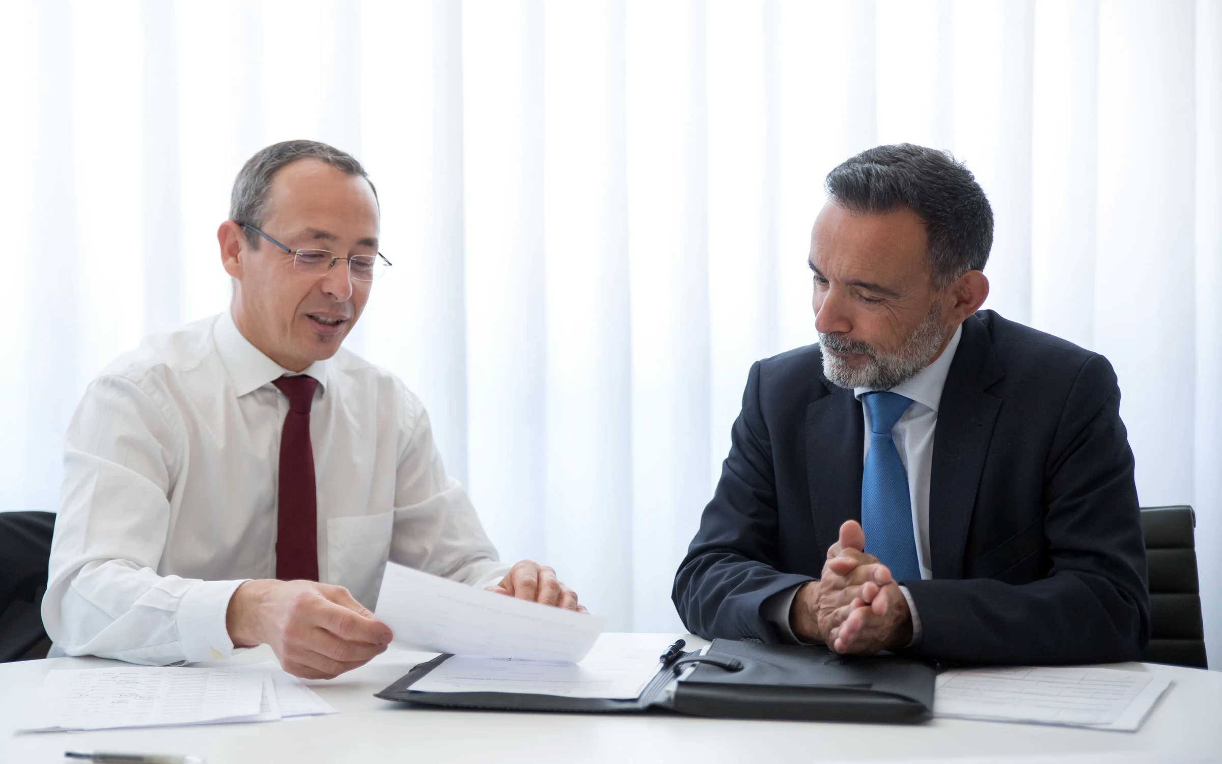 Zwei erfahrene Unternehmer bei der Prüfung einer strategischen Beteiligung